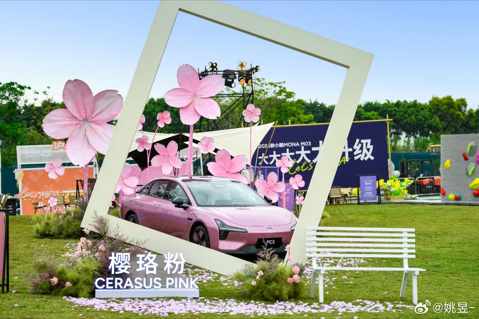 26款小鹏MONA M03来了，新增了罗兰紫、牛油果绿两个新配色，还直接上了双图