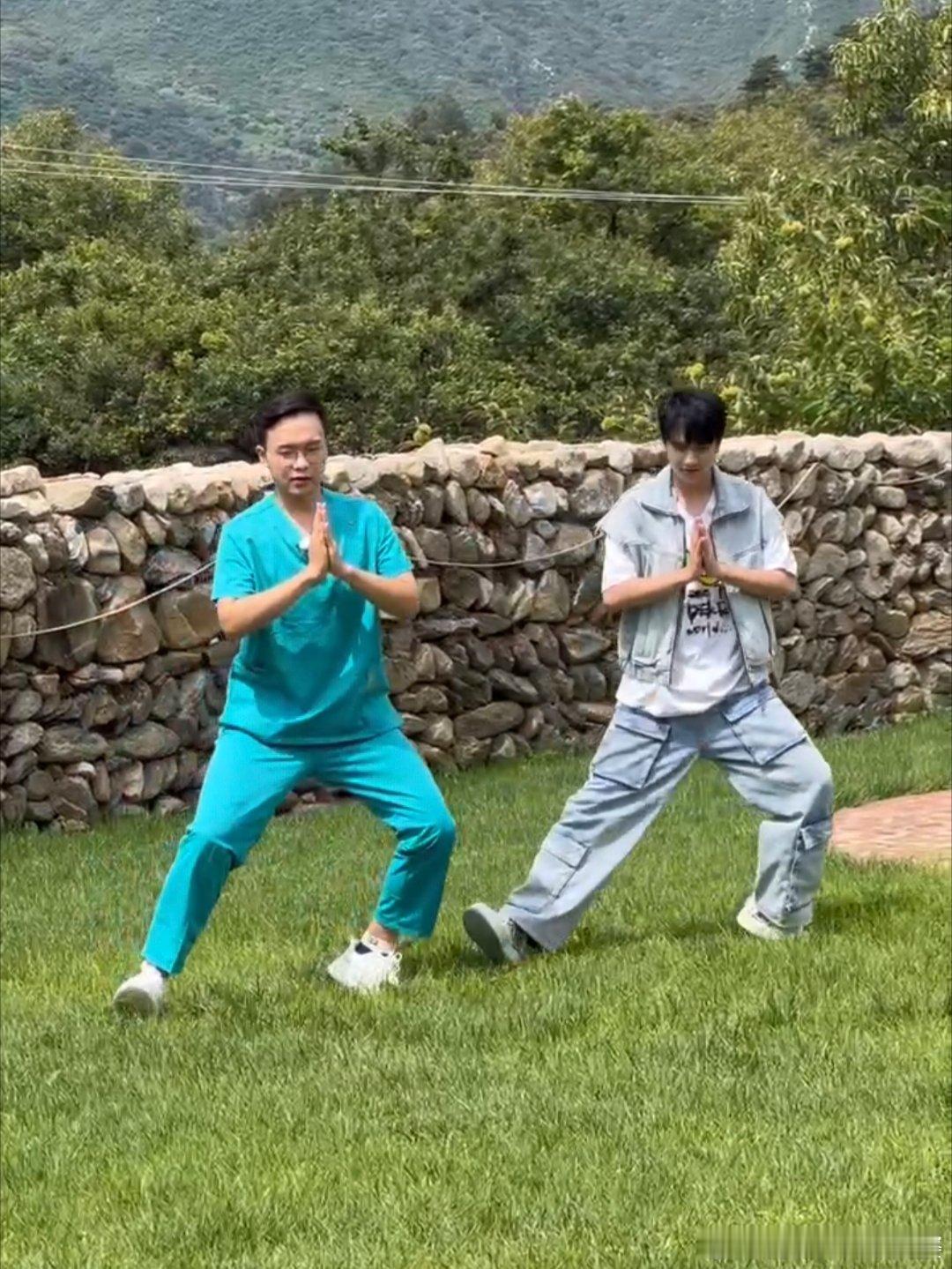 #人到了一定年纪养生血脉就会觉醒# 当王勉和敖子逸踏上养生之路，八段锦有了新玩法
