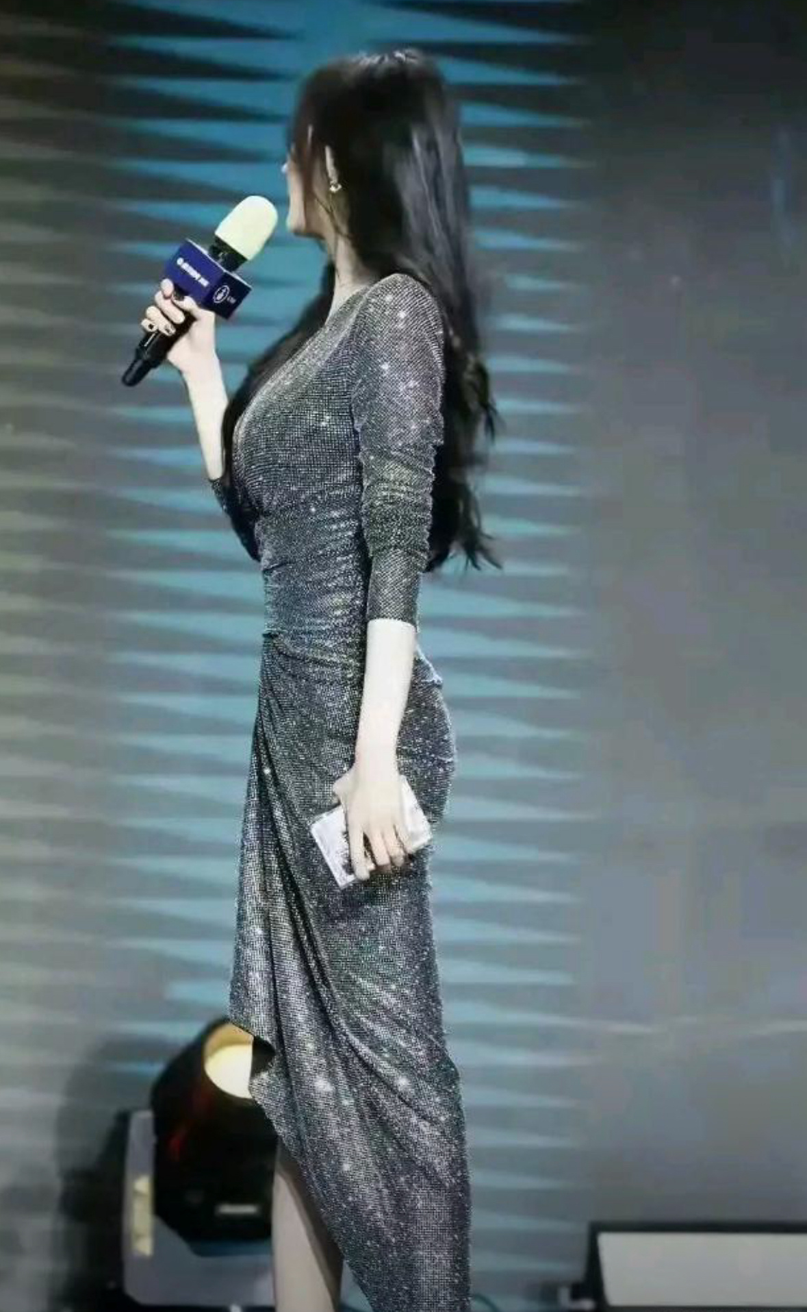 不用看正脸，百分之99的人都知道她是谁 ​​​