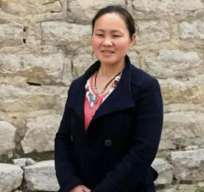 1994年，一名18岁的女孩被人贩子以2700元卖给了一位放羊人，洞房当晚，女孩