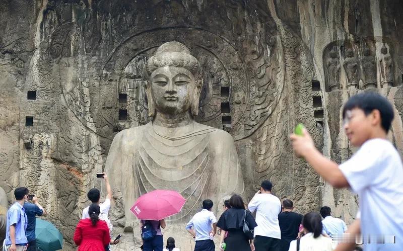 《千刀万剐才成佛》
在一座寺庙里，供奉着一尊由花岗岩雕刻而成的极为精致的佛像，每