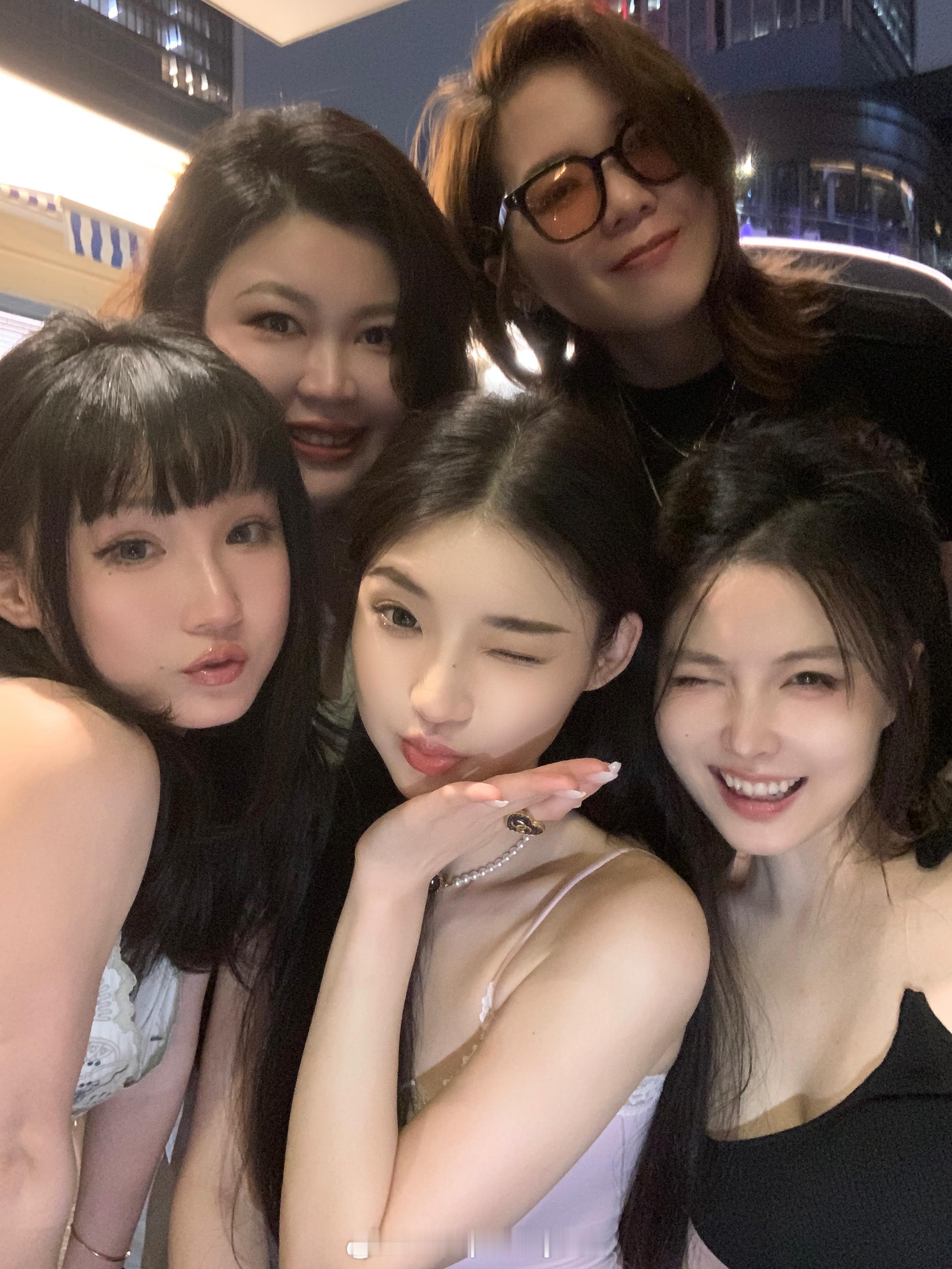 来报告一下我最近的日常😝和朋友和家人在一起 真的充满电了！有在认真生活连网都上