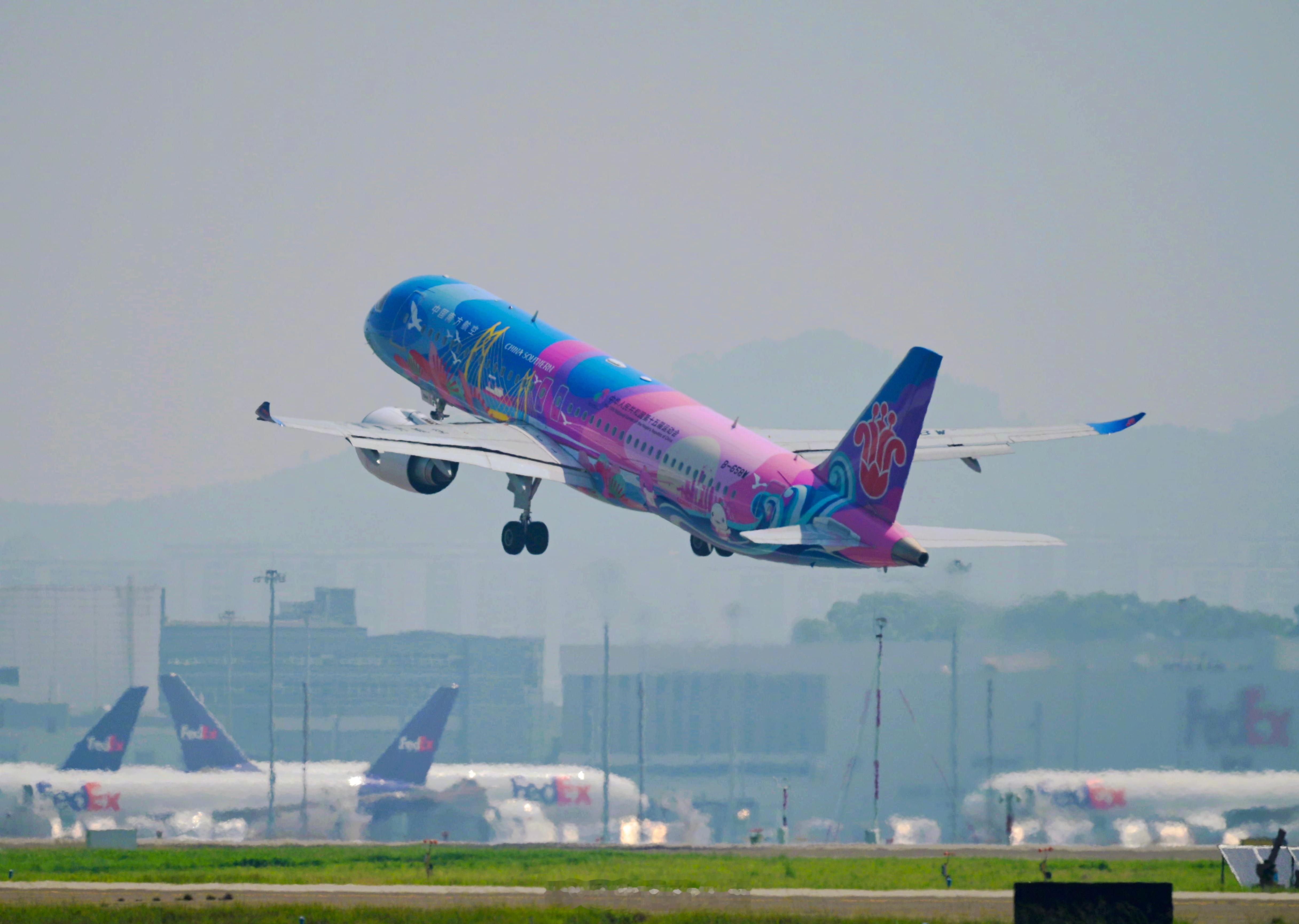 【南航C919开飞合肥 C919商业运行解锁新省份】今天，南航“大美湾区号”C9