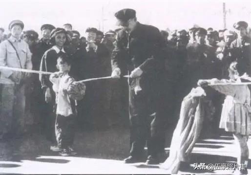 1950年10月14日，53岁的广东省人民政府主席兼广州市市长叶剑英为广州海珠桥