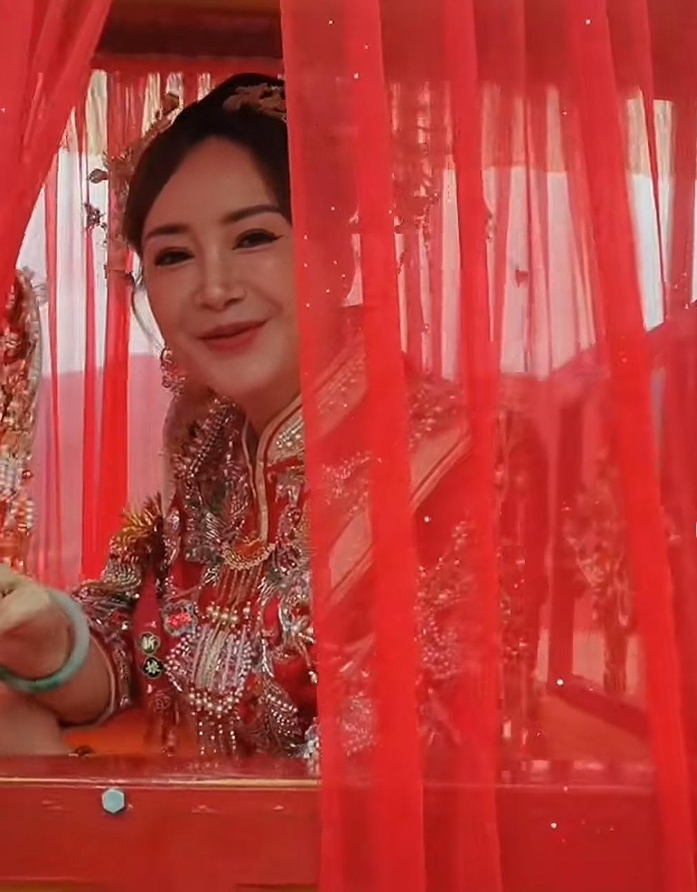 娶不到新娘娶老娘，农村光棍娶不到年轻女孩，开始娶女孩们的妈、奶，主打一个得不到你