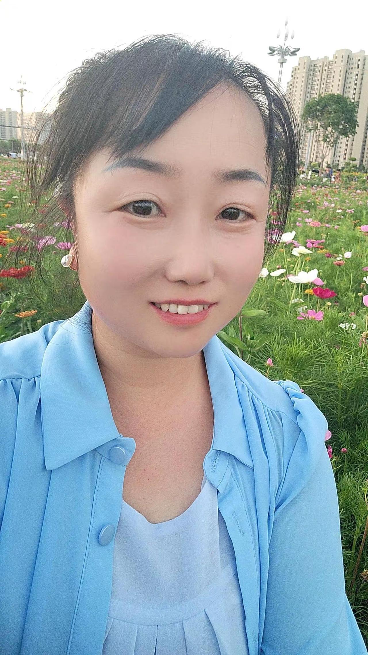 心地善良的人到了中年都会变得很漂亮，这是常年善心养成。气质心善之人，眉眼舒展，眼