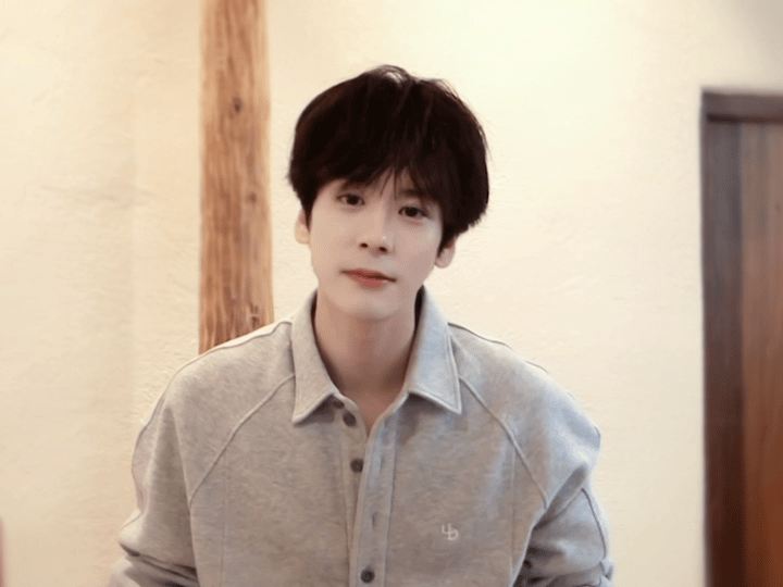 魏哲鸣吃可颂也太犯规了！拿着可颂睁大眼睛问“这像什么吗？”，有时候就想说你说想什