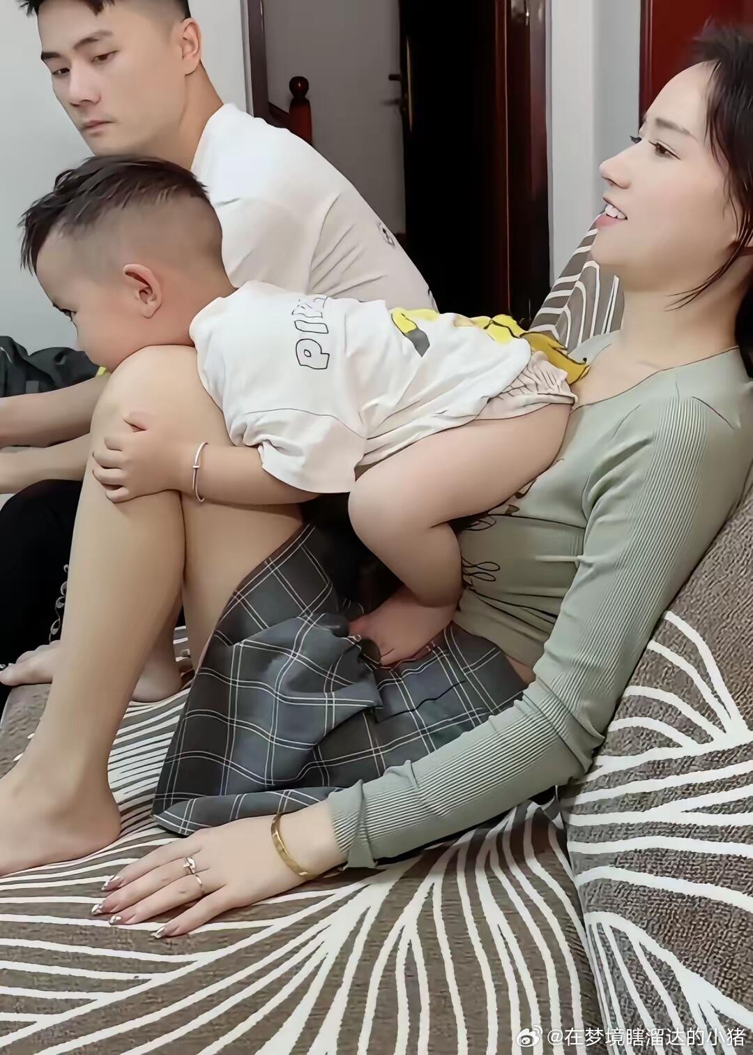 这小子也太会找地方了！他爸都没这个待遇！[允悲][允悲] ​​​