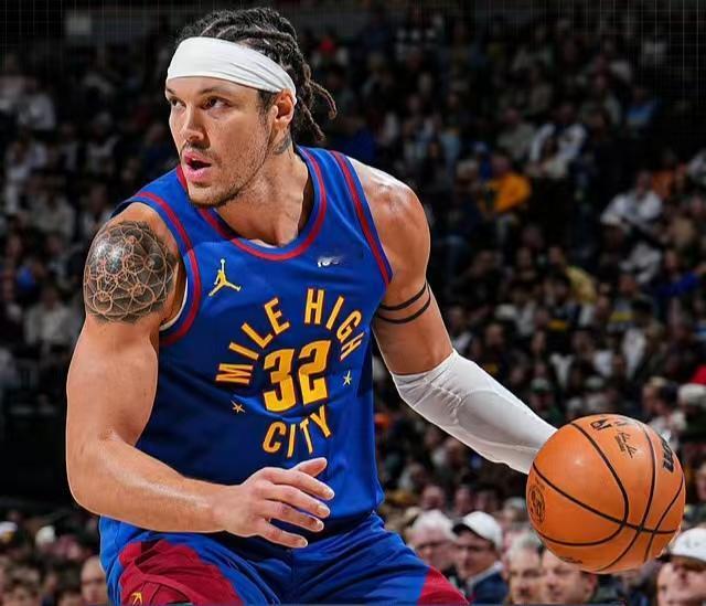 残阵掘金险胜雄鹿；功臣不是戈登，而是这两名替补。
约基奇、穆雷、约翰逊、布劳恩缺