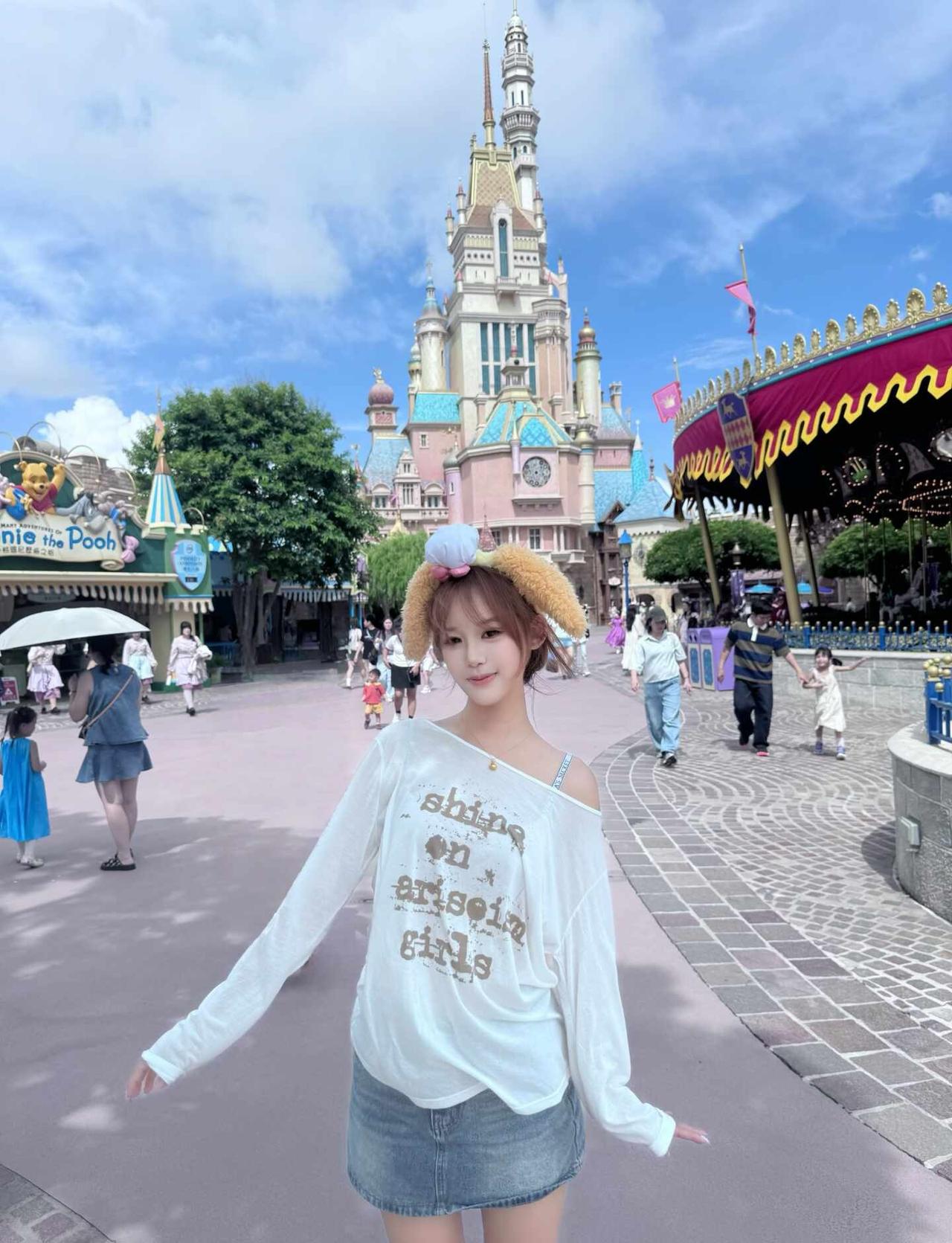 我自封为迪士尼穿搭女王👸
第n次来港迪
发现自己穿的越来越松弛了
专门选择了皮
