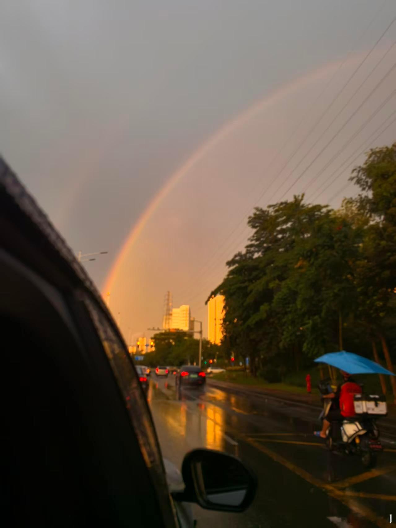𝟢𝟨.𝟣𝟨 昨天出门办事，在车里的能见度让人感到心慌。但是暴雨过后，看到