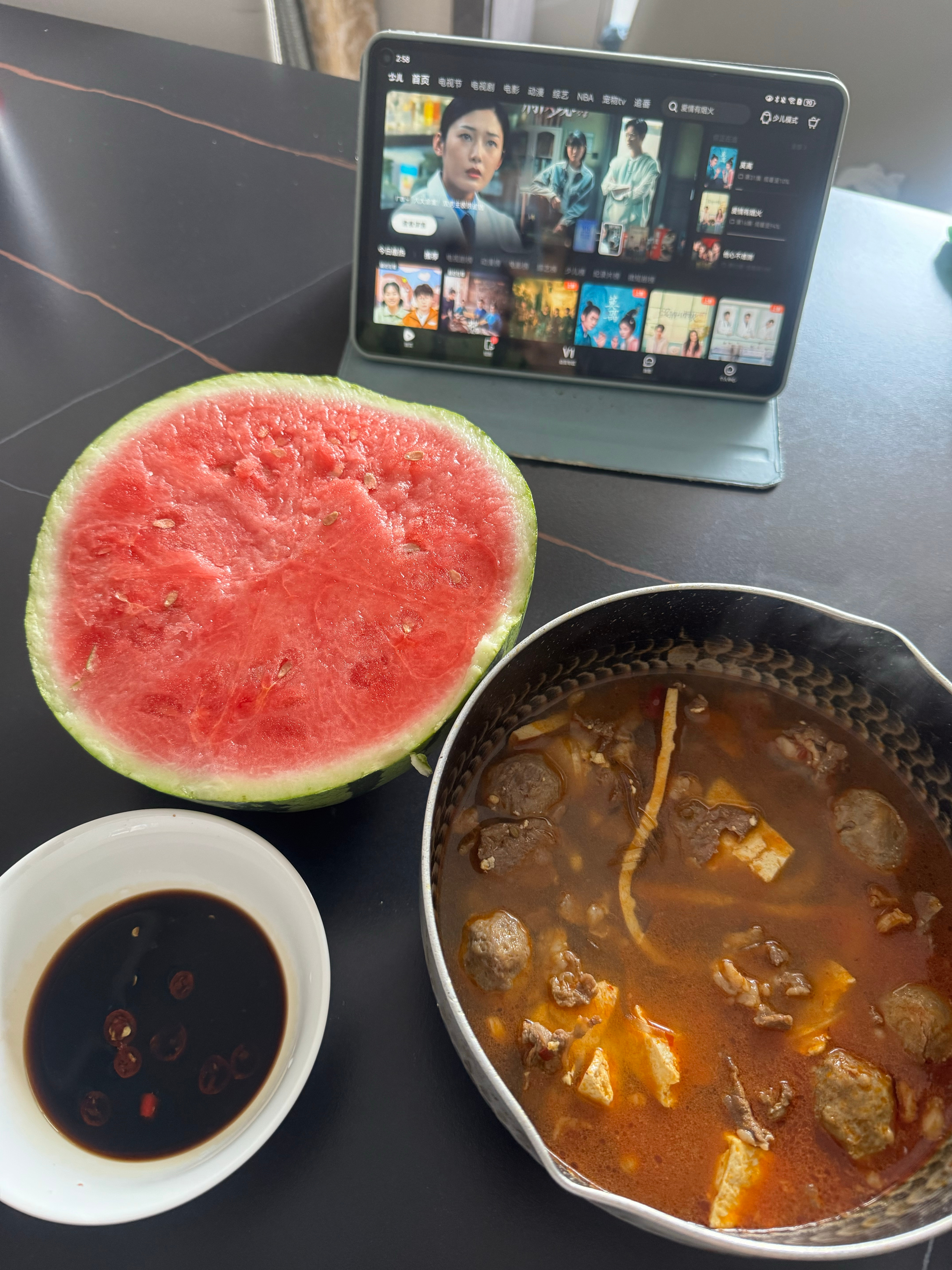 我都吃上加餐了昨天都想吃的西瓜🍉 今天一早就买了西瓜一半西瓜 煮了点牛肉 牛肉