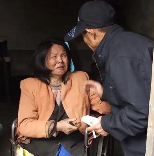 2001年，山东一名49岁的三轮车夫在街头发现了一位被遗弃的高位截瘫女子，他心生