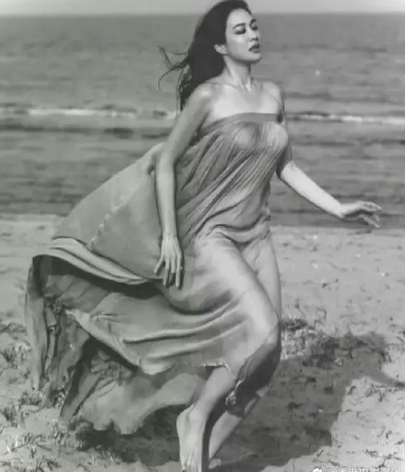 据说这个是钟丽缇20多岁时候的照片
天呐!!这里身材、这气质真的绝了。
我看到这