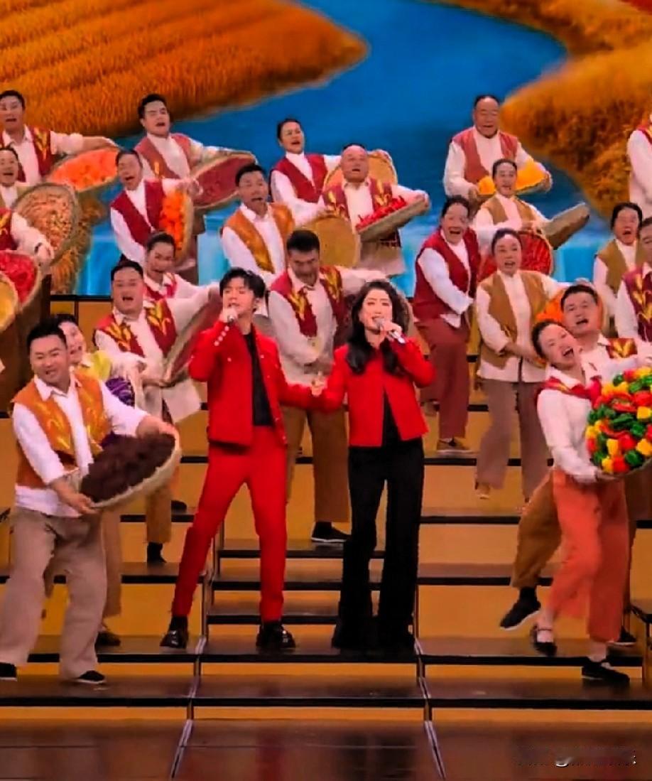 凤凰传奇又上新广场舞神曲啦！
2026年央视春晚上，他们的《一起晒秋》一登场，就