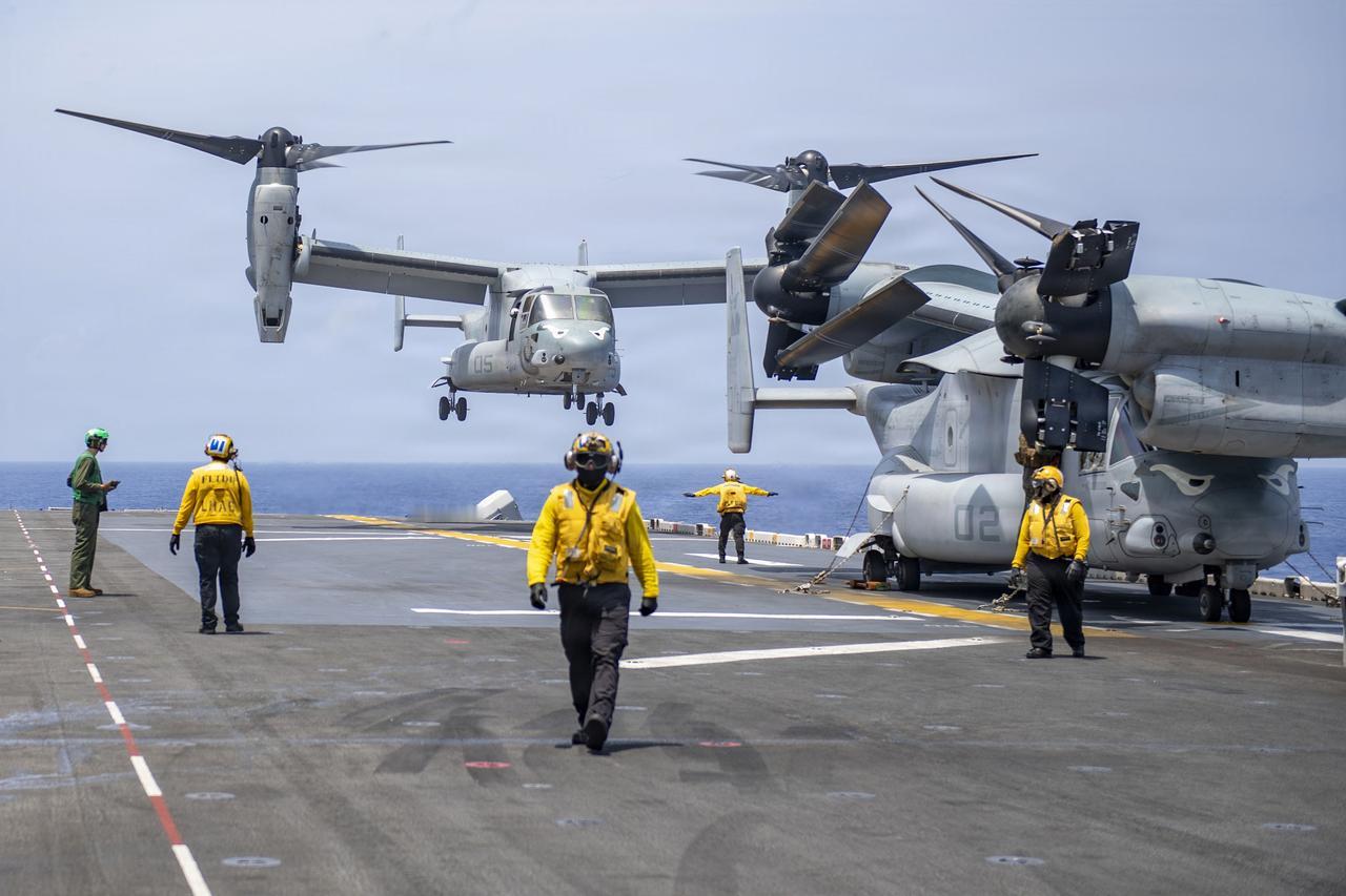 MV-22B进行起降训练（LHD-4 拳师号，太平洋）