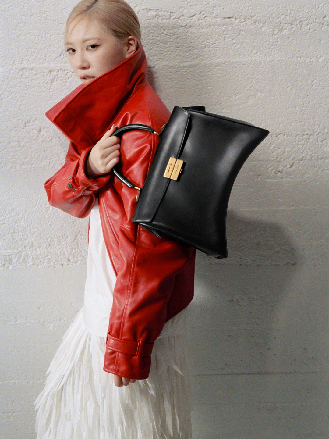 BALENCIAGA由跨领域艺术家组合 Hart Lëshkina 掌镜的平面影