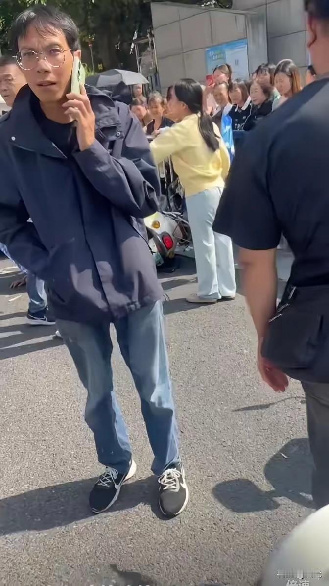 U型锁打架这事，上前拉架的人真不该骂
好多人看完了不骂打人的，反倒怪上前拉架的人