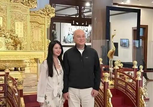 迟重瑞和卢助理真没啥特殊关系！卢助理是陈丽华生前亲自招的，跟了快八年，一直踏实打