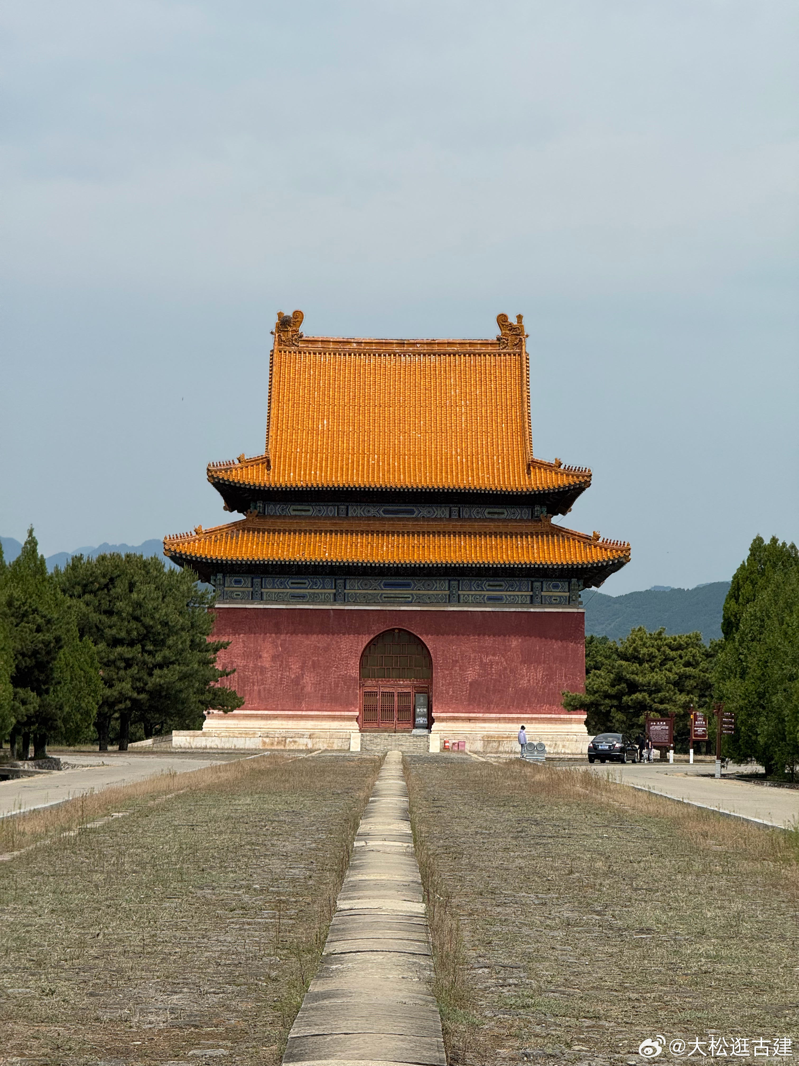清东陵孝陵大碑楼，神功圣德碑。清孝陵为顺治帝陵寝，孝陵大碑楼在光绪二年雷击起火被
