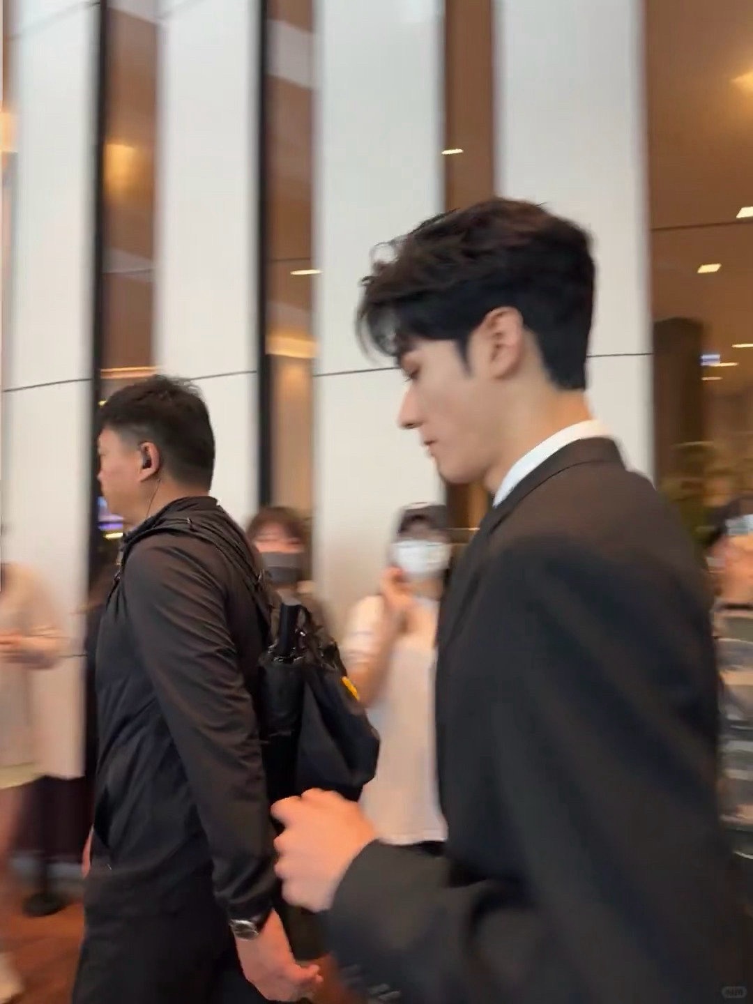 龚俊今天录制地球超新鲜黑西装路透，帅啊 