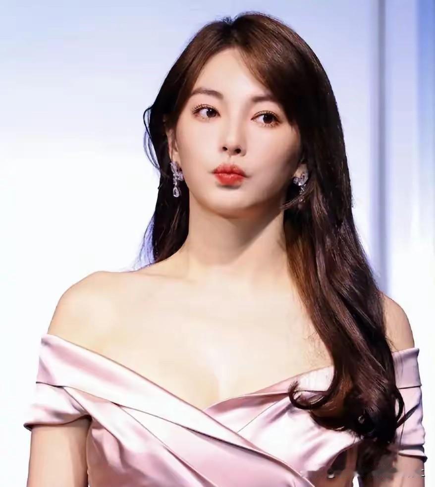 刚吃完瓜，这么炸裂的吗？找律师打恐吓电话，直接威胁上了，我还以为演电视剧呢？葛女