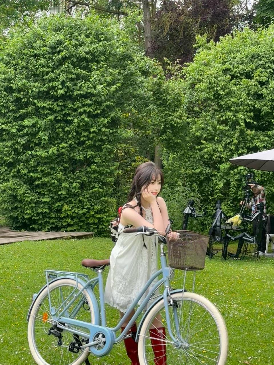 #虞书欣白裙配红靴#虞书欣白裙配上红靴真的好美啊，丛林小精灵吧，欣欣子怎么这么会