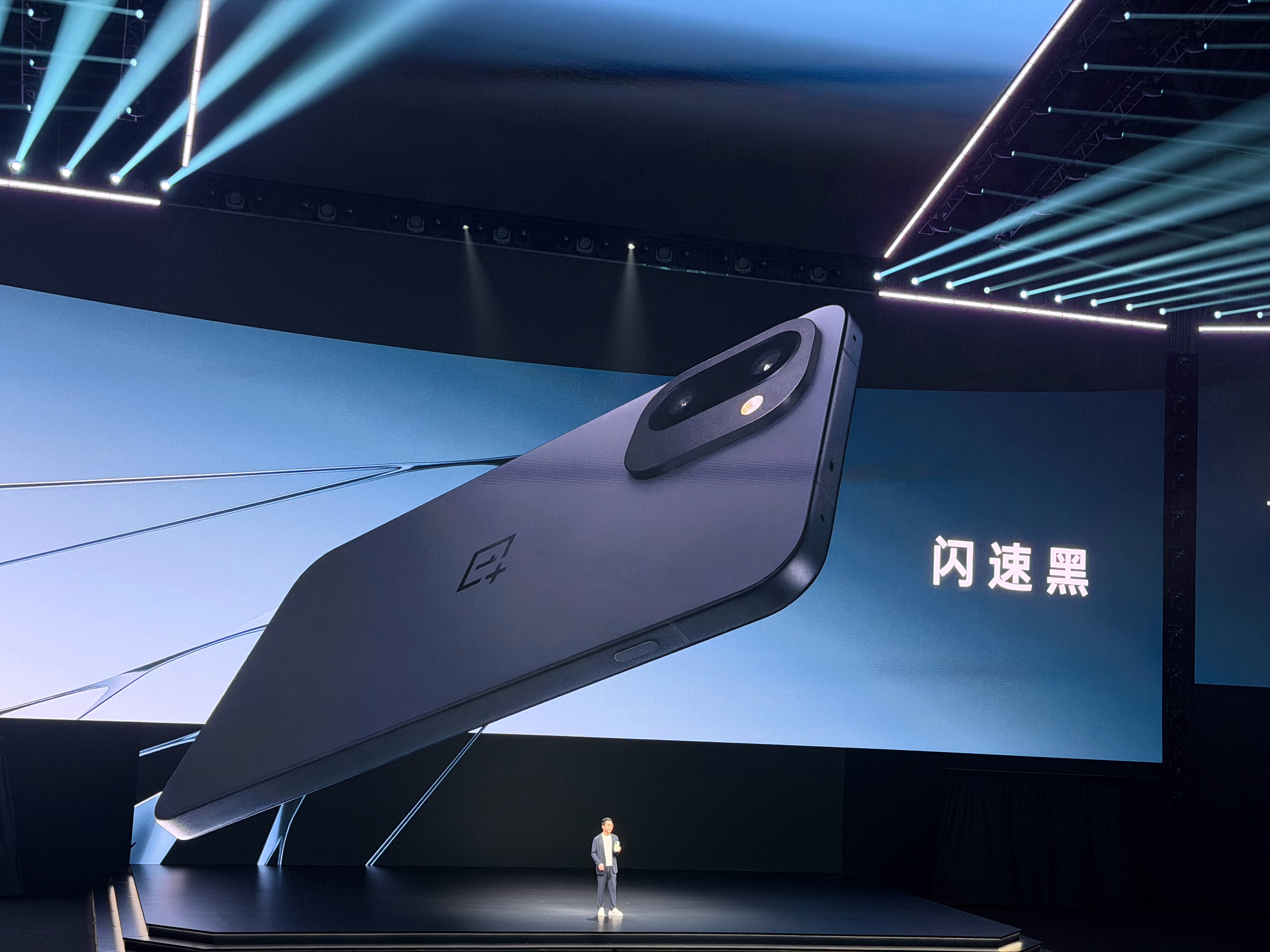 一加Ace6T这次出了掠影绿、电光紫、闪速黑三种新颜色，背板干净有质感，金属细节