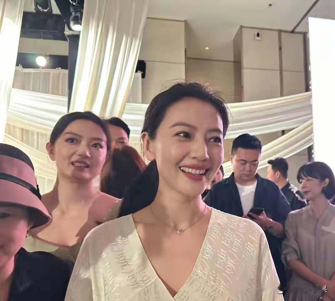 赵又廷说：“我因为老婆高圆圆被网友围攻的次数多到记不清了。”
“刚跟高圆圆谈那会