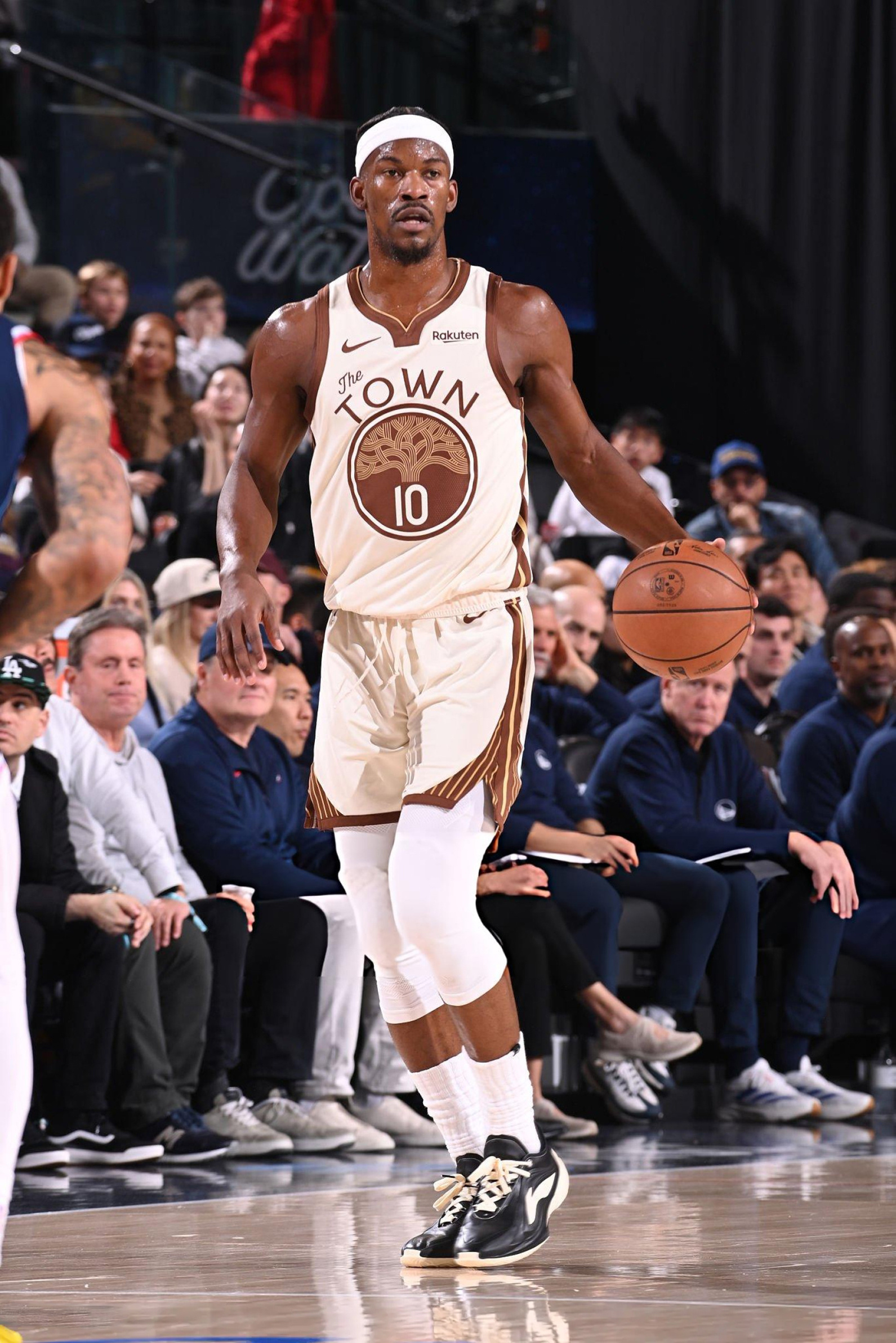 吉米·巴特勒 · 李宁JB4登场33分钟 16投7中24分 6篮板 2助攻 4抢