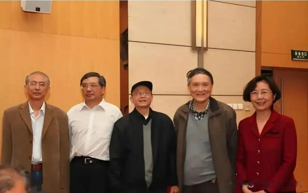 一张十分罕见的邓质方和妻子刘小元与朋友的合影。

邓质方长期专注于商业投资领域，
