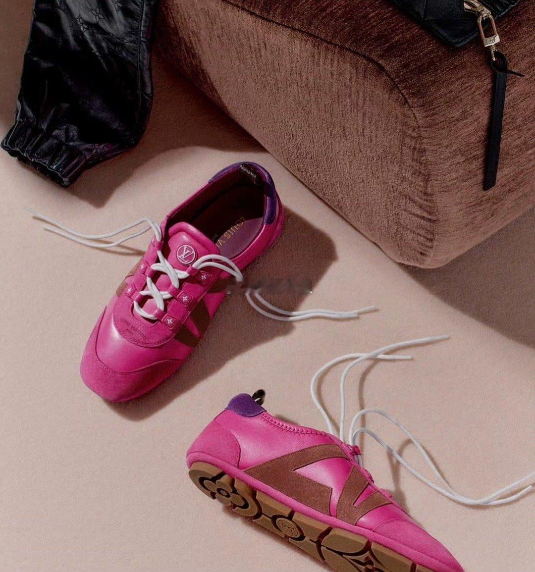 树莓红风格大赏2025年色彩记忆【2025开挂色彩 × 顶奢神鞋】这双“树莓红”