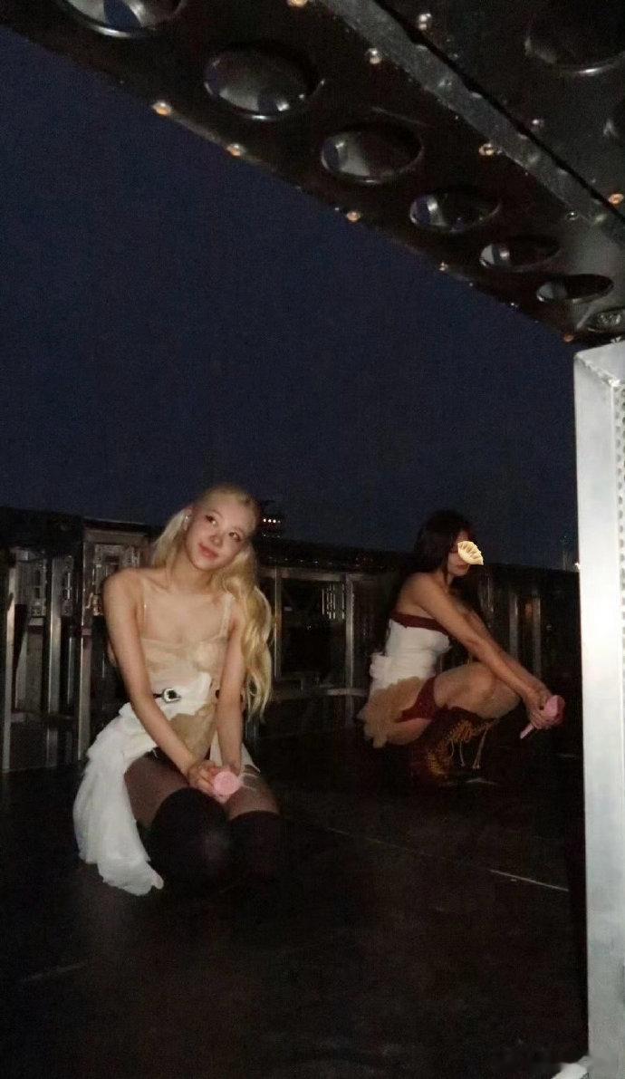 朴彩英ins晒出和Jennie的合照，一个甜一个飒朴彩英也给Jennie打码了 