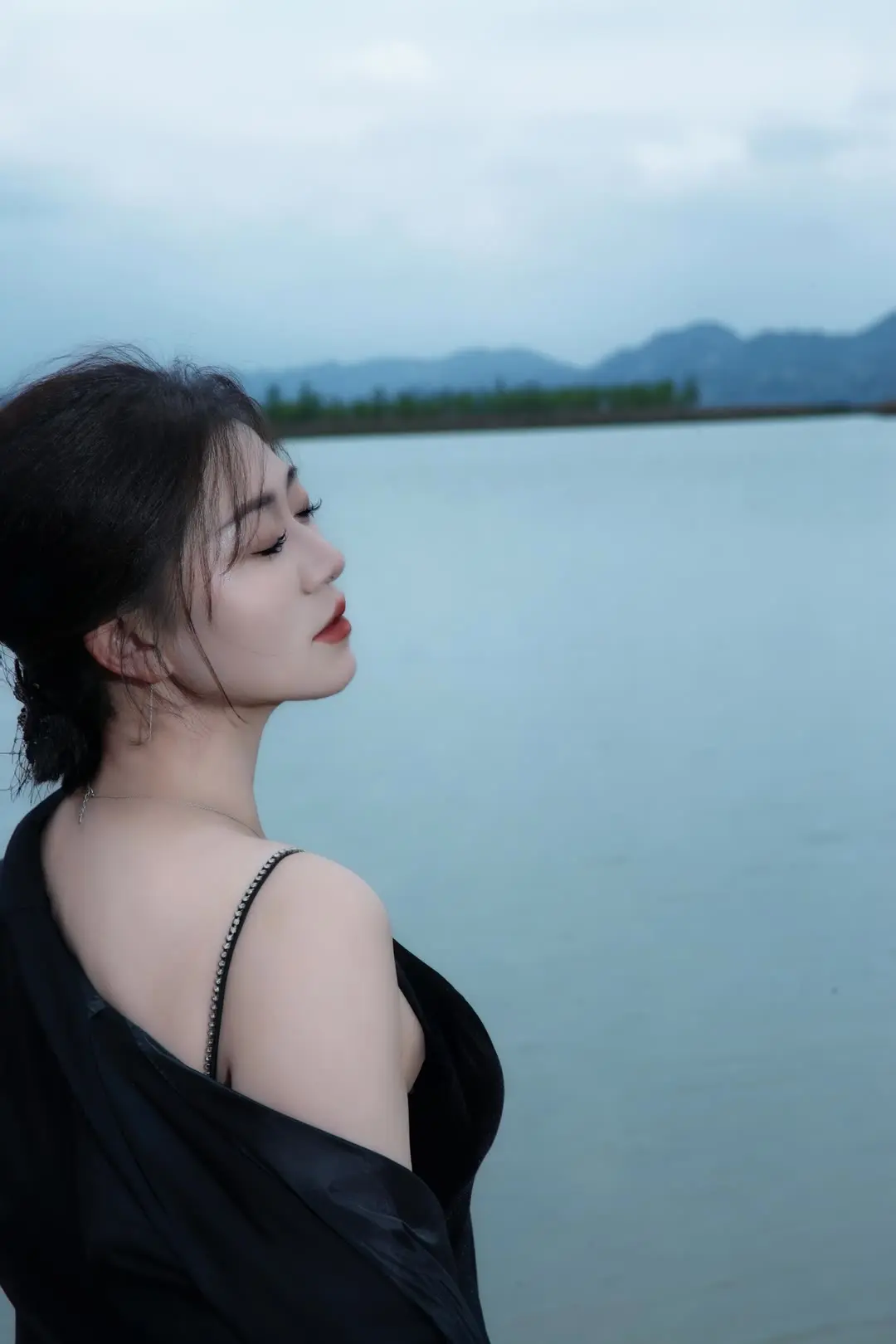 一个男人不拿自己的照片做头像 这个人低调 简单而且不会计较什么小事 凡...