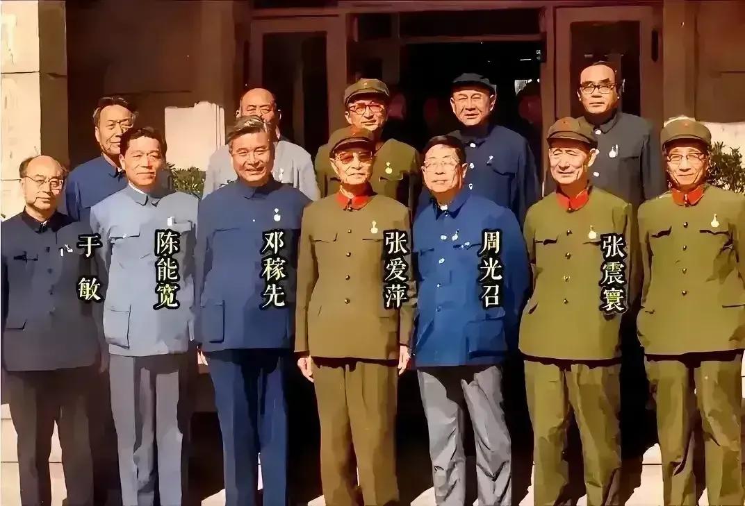 何院士说，11个人踢球，他是边锋…按他的逻辑，合影中应该有他的位置。