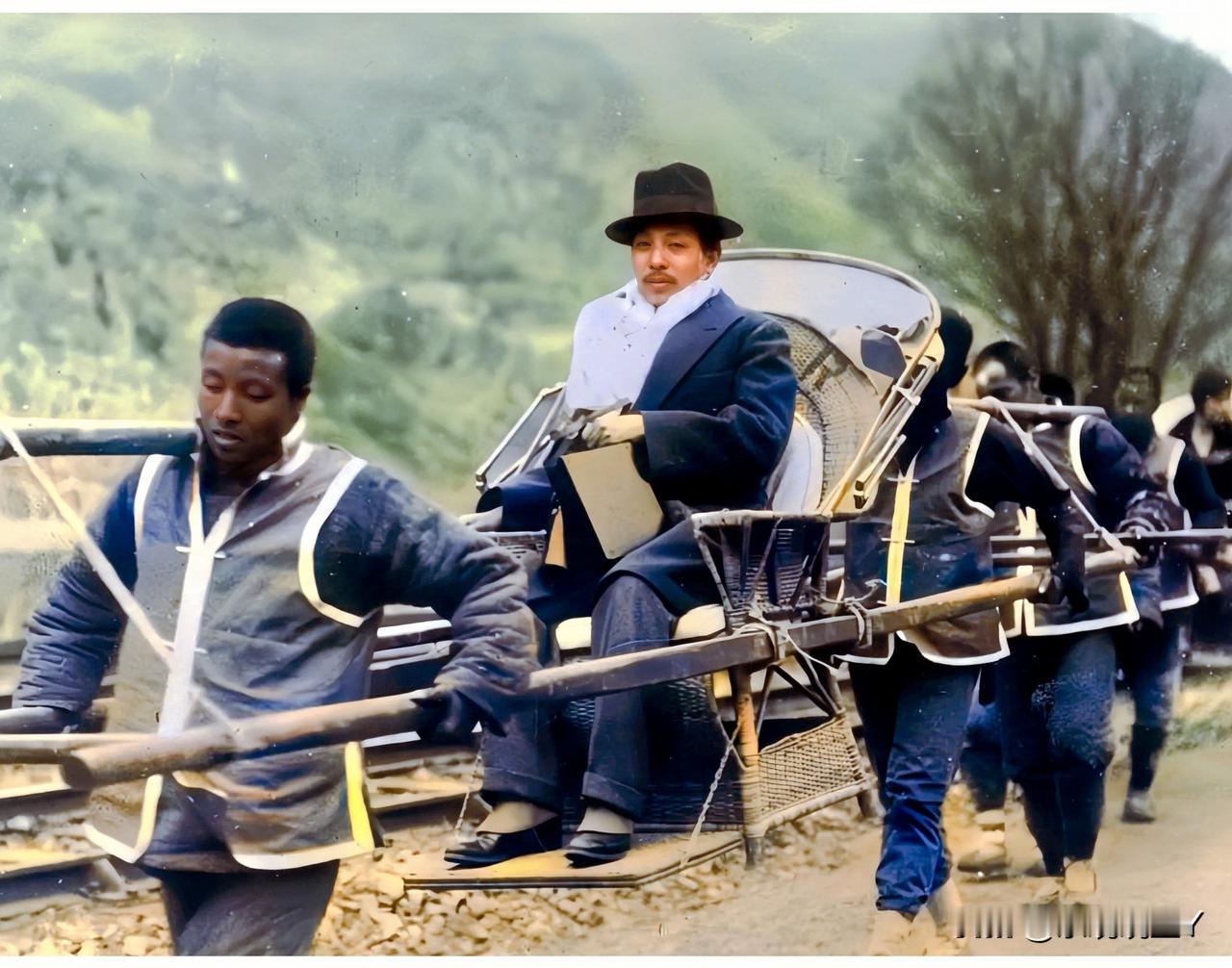 一九三二年，坐滑竿出游的张学良。时年三十一岁，可以说是又帅又时尚！