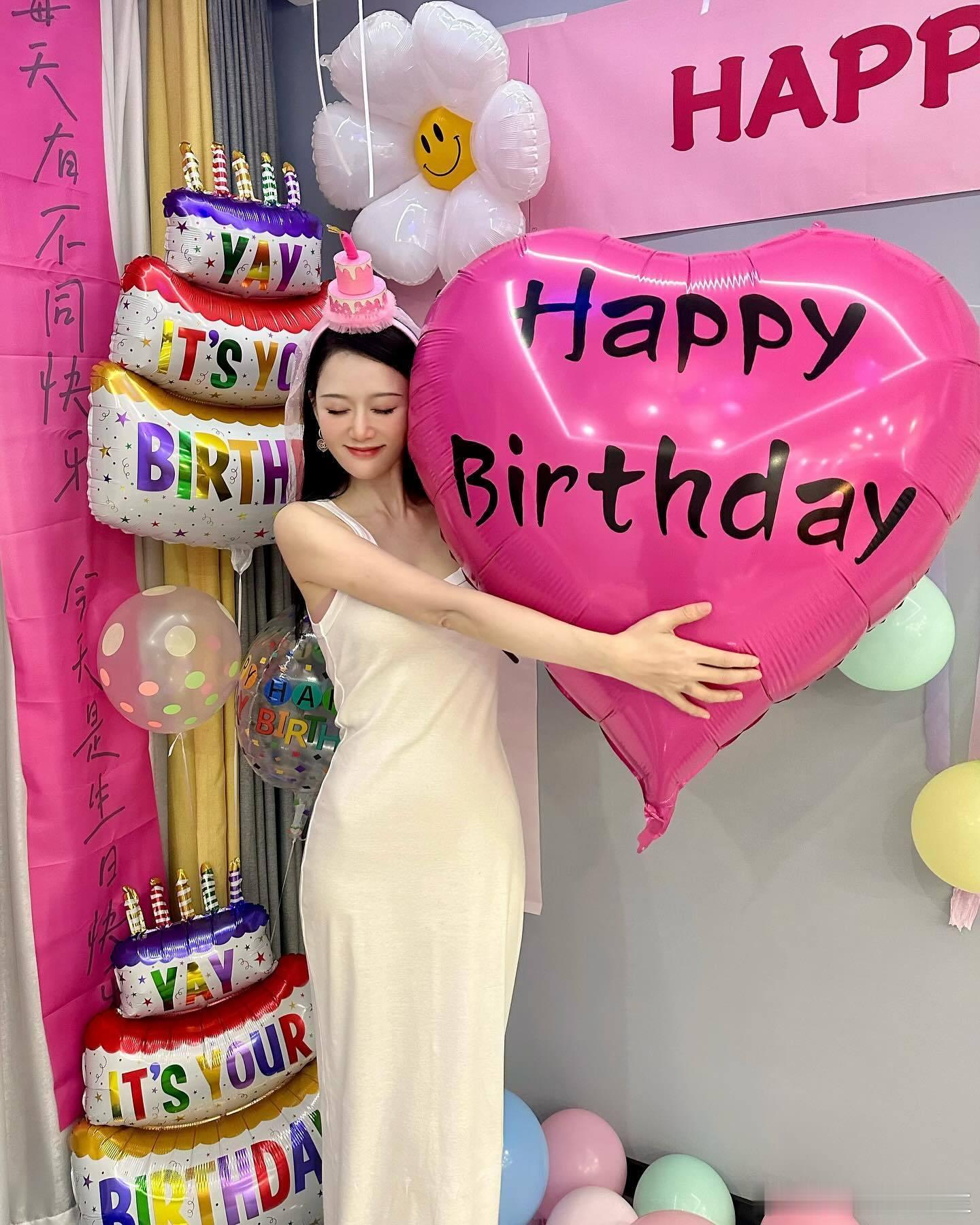 陈乔恩晒照庆祝45岁生日，身材纤细苗条少女感十足，瘦出新高度！ ​​​