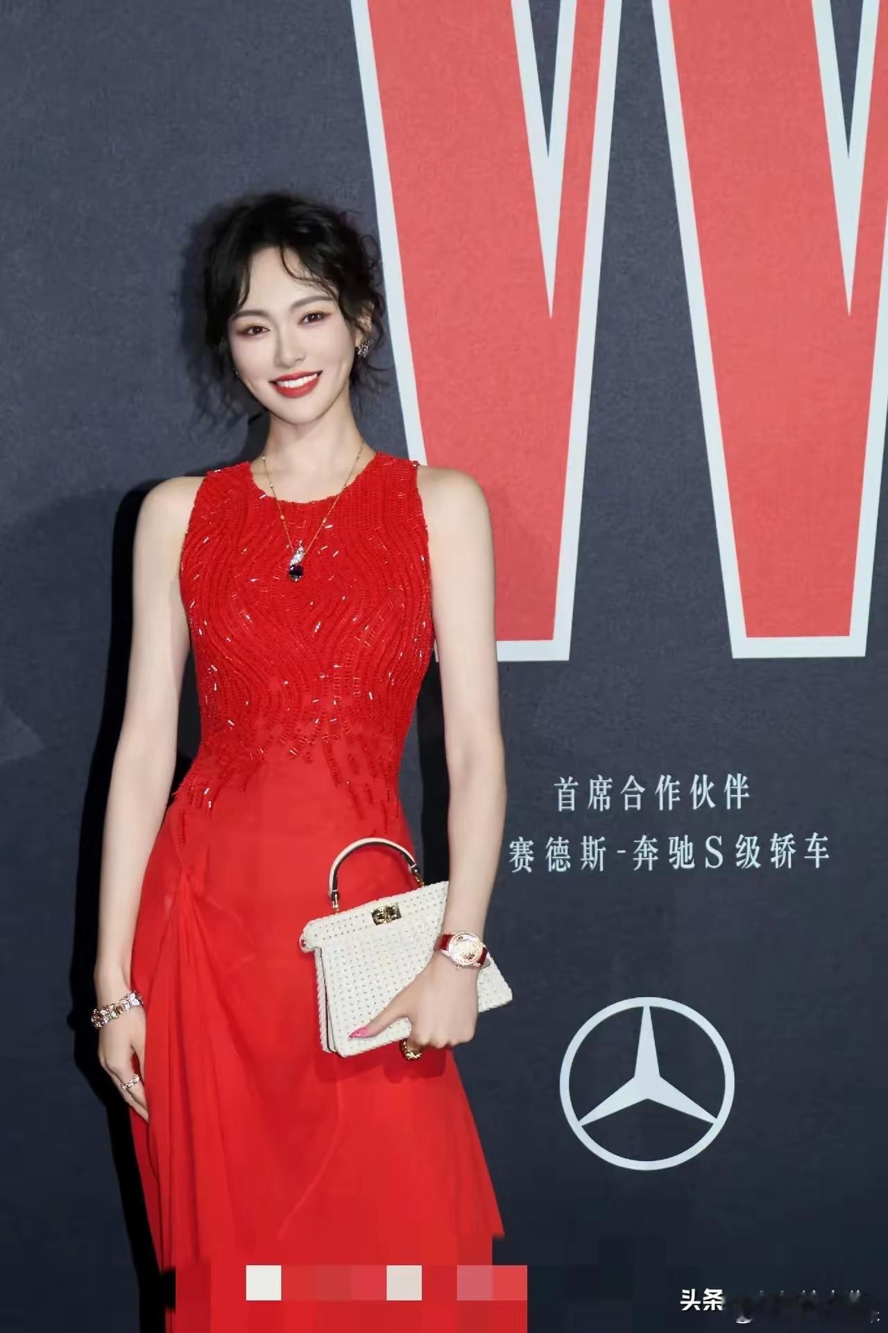 唐嫣做梦都要笑醒了，不是因为红毯又压轴出场，而是她用7年的时间看清：与其陪男孩长