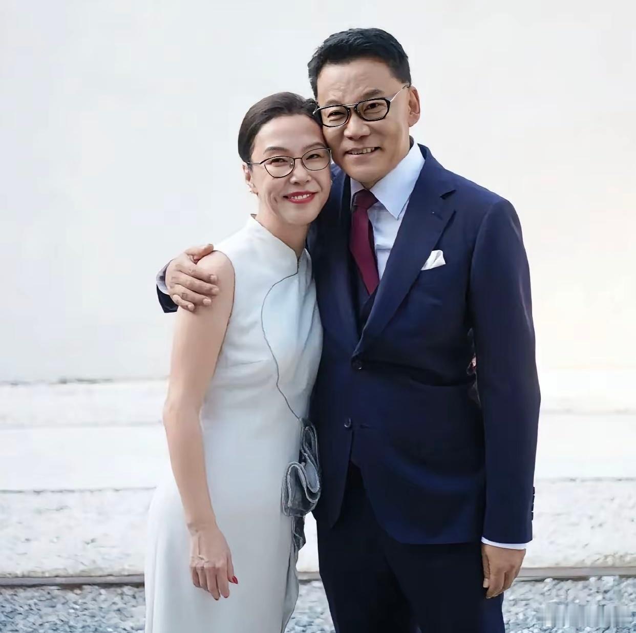 这才是真正的夫妻脸，61岁李国庆二婚，娶了个女版自己。 ​​​