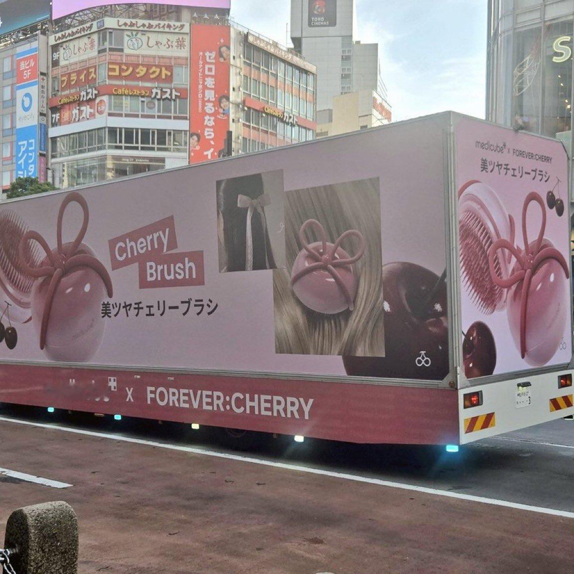 medicubex FOREVER:CHERRY🍒的广告车 在涩谷人流量超大羡