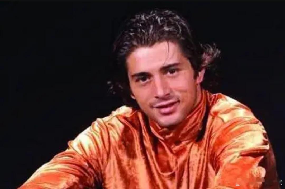 尤文之子，长相文艺，球风凶悍，30岁留洋西甲，33岁意乙退役皮耶罗是尤文图斯的王