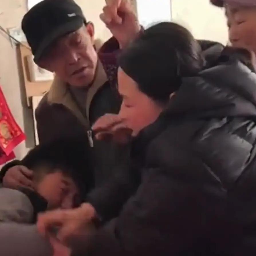 大年初二，别人都在温馨过年，安徽一男子回娘家却闹出大笑话，这究竟咋回事？

春节