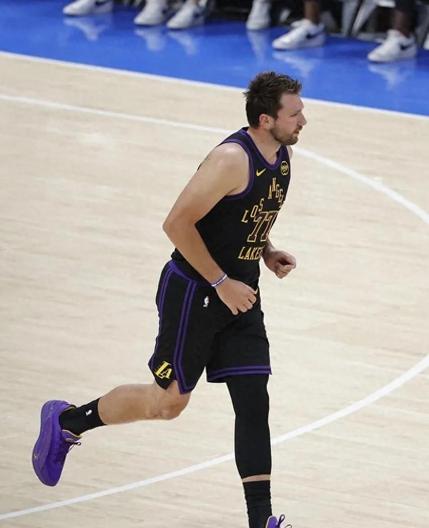 本赛季NBA得分突破2000分的球员:
025-26赛季 四位2000+分球员（