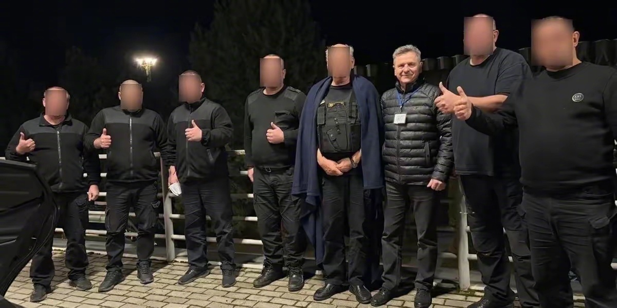 匈牙利以涉嫌洗钱的罪名扣押了乌克兰的两辆运钞车，两名乌克兰退役军官和五名银行安保