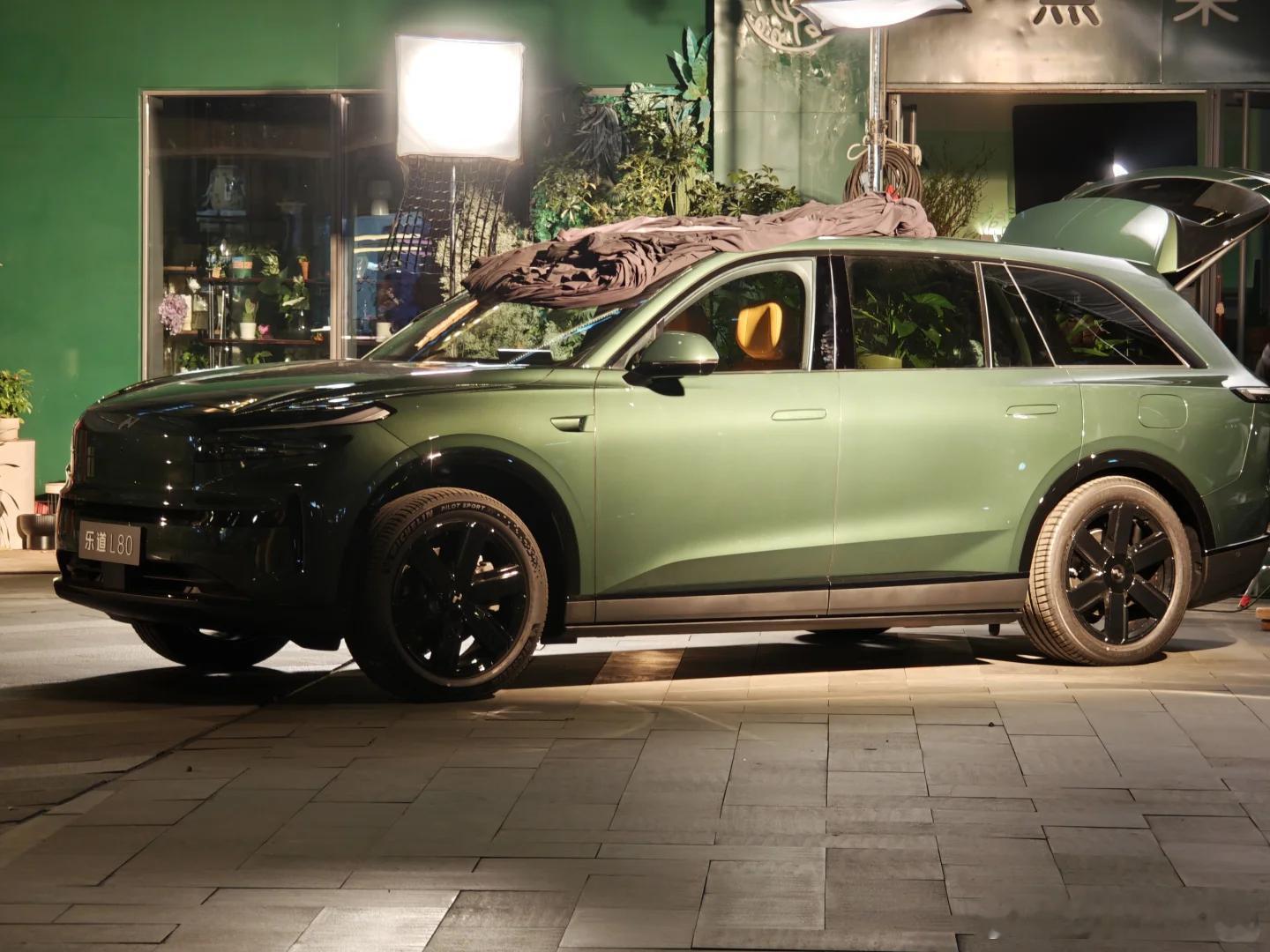 乐道L80实车照来啦！对比L90，外形最大的区别就是全车身色改成了下裙为黑色这颜