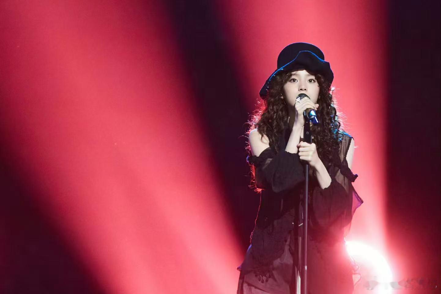 欧阳娜娜尝试了黑松露穿搭 声生不息谁懂啊！欧阳娜娜黑松露穿搭，一身黑精致又显白 