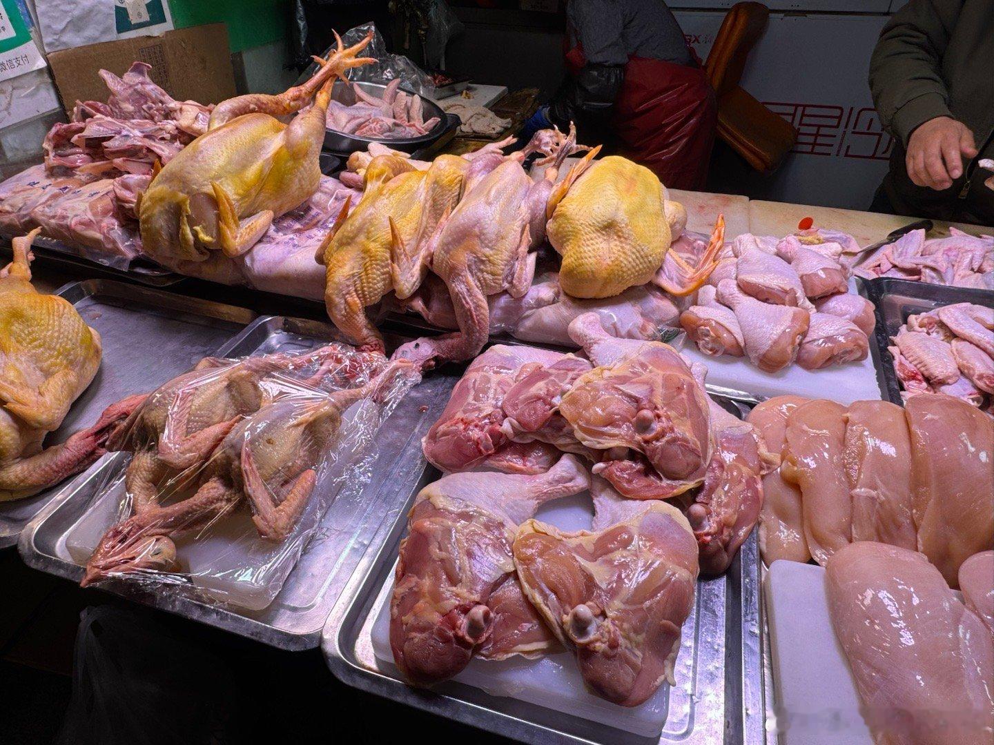 来买菜，看门口一外国大婶子的自行车装了俩后视镜，嘿！整挺好！我一直都觉得北京自行