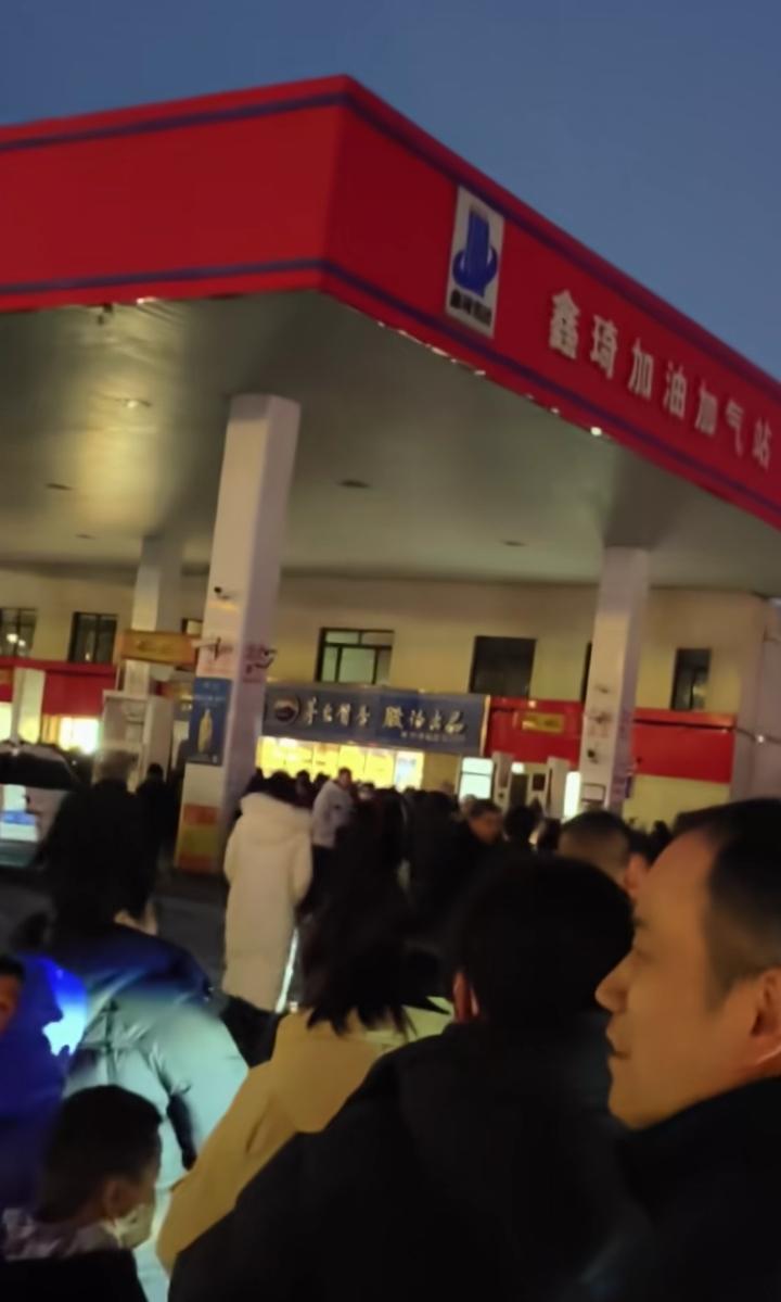 山东一加油站在2025最后一天关门跑路了！一个加油站居然人去楼空！更搞笑的是前期