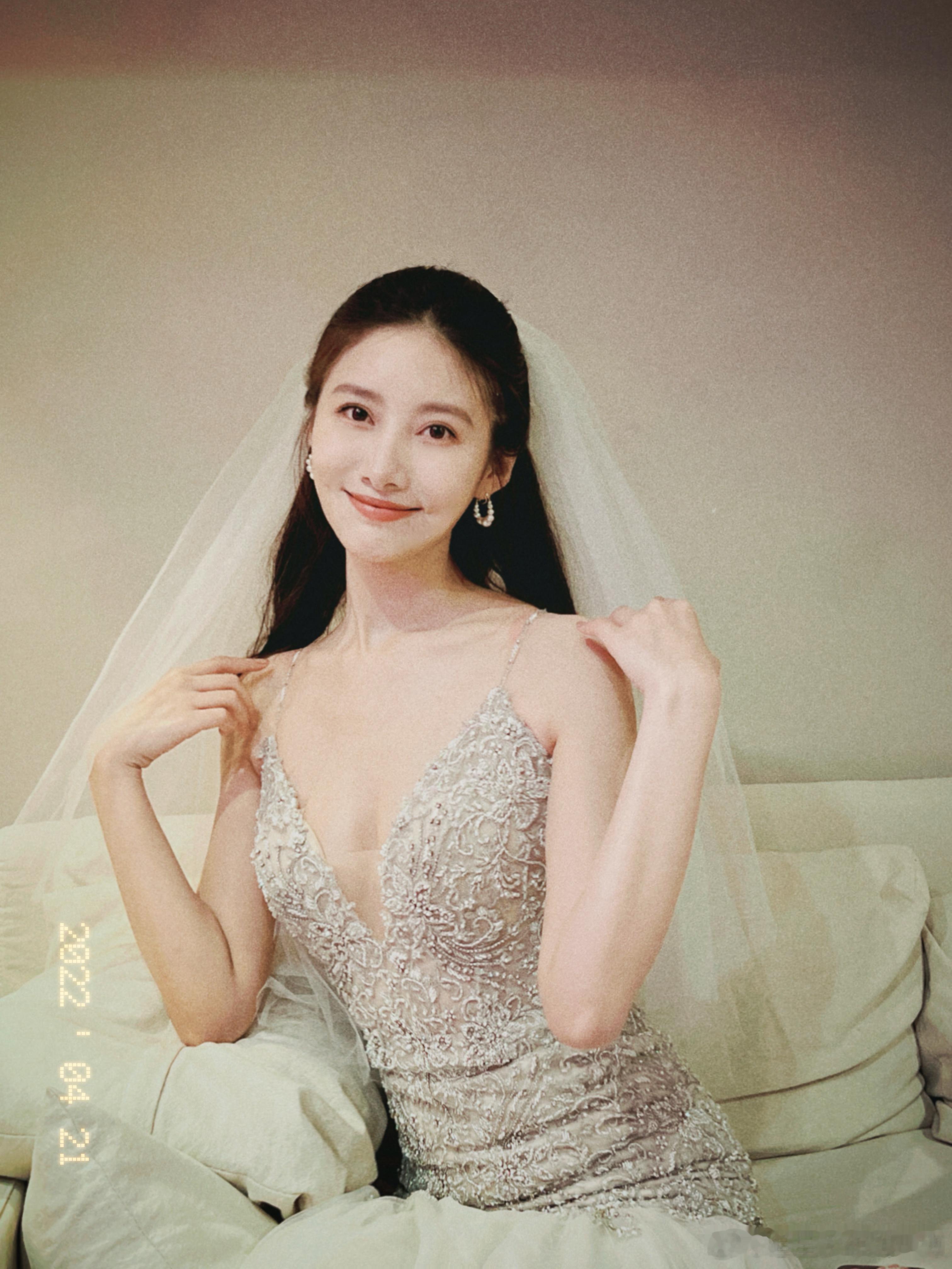 #孙怡吴优闺蜜婚纱照#快点来磕 和 这样的婚纱合照，整个人呈现出来的状态完全就是
