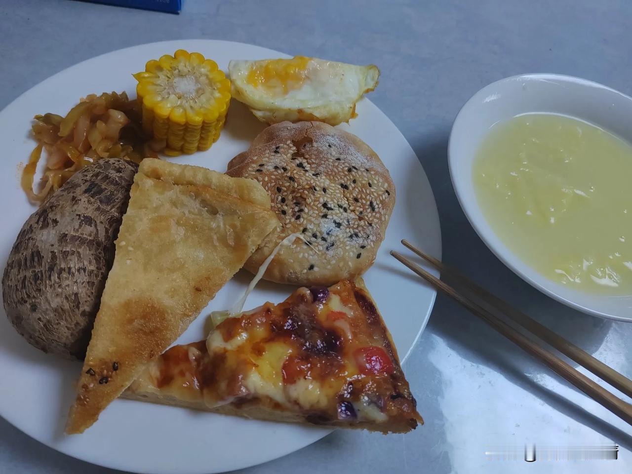 这几天的早餐，鸡蛋一直是煮着吃，我寻思着不能光煮着吃啊！换个口味吧，茶叶蛋或者煎